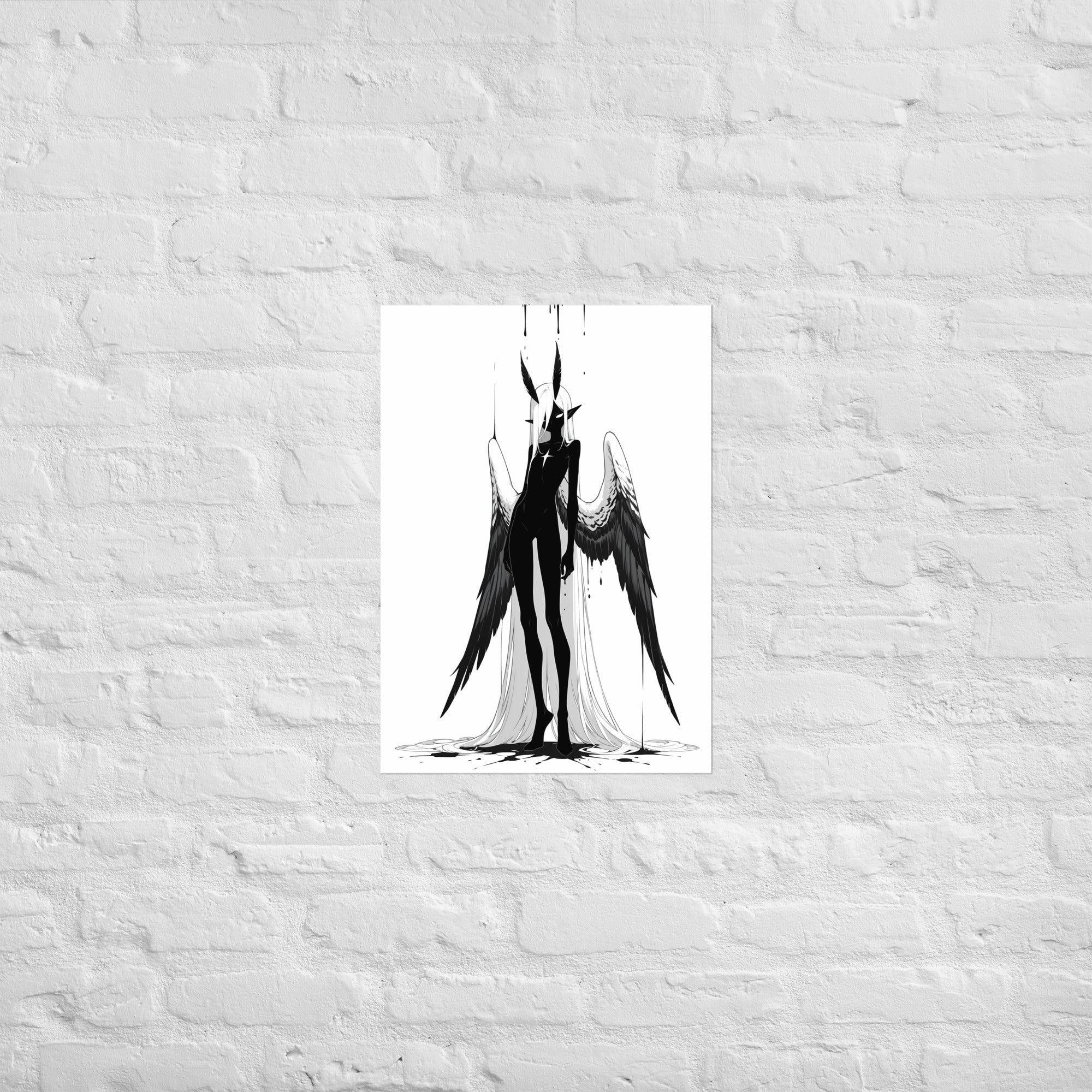 Affiche dark fantasy Nyctée, chouette anthropomorphe noir et blanc debout petite étoile blanche sur la poitrine, ailes retombant jusqu'au sol, collection Les silences qu'on porte – format A2