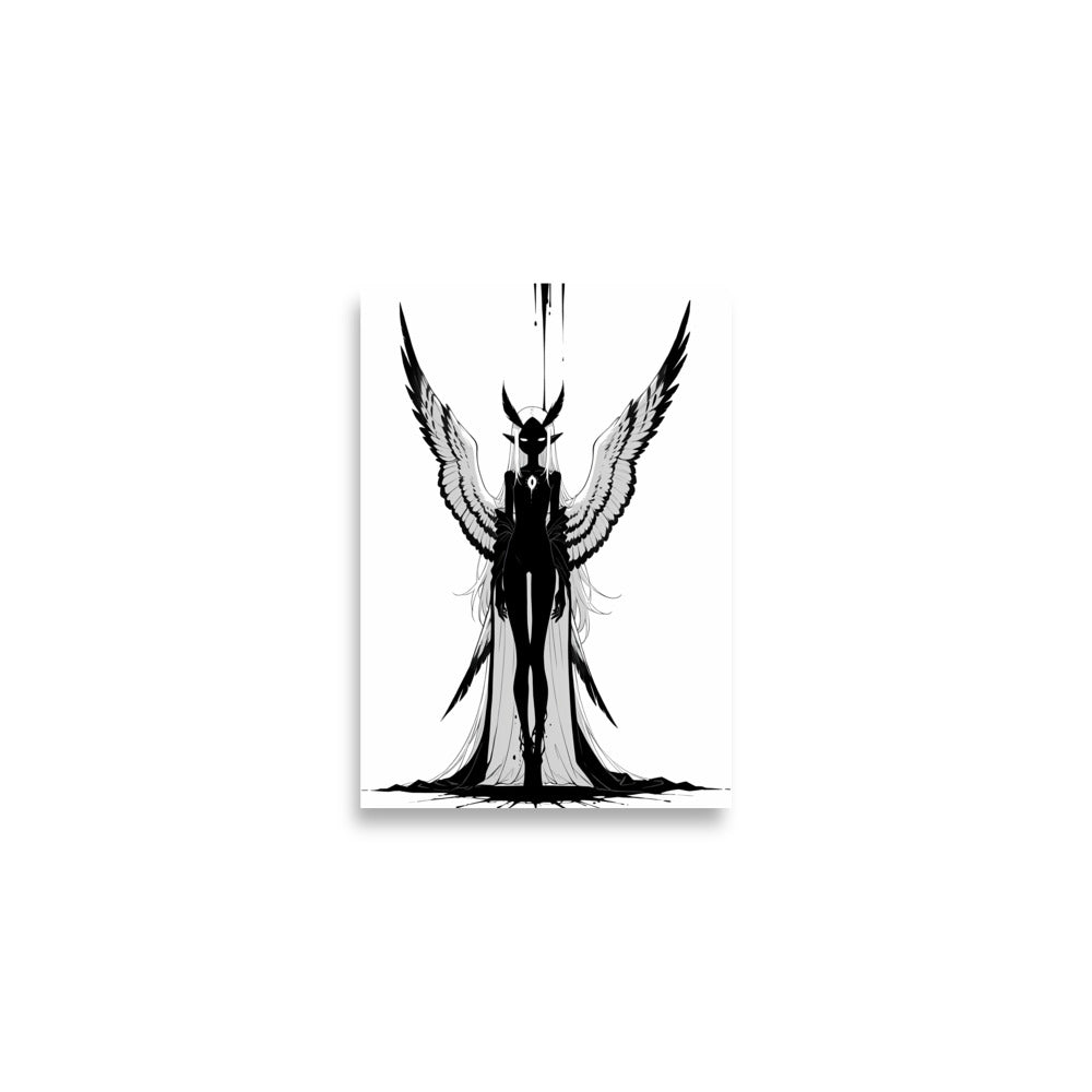 Affiche dark fantasy Nyctée, chouette anthropomorphe noir et blanc ailes déployées en V, marque en forme d'œil sur la poitrine, encre sur la tête, collection Les silences qu'on porte