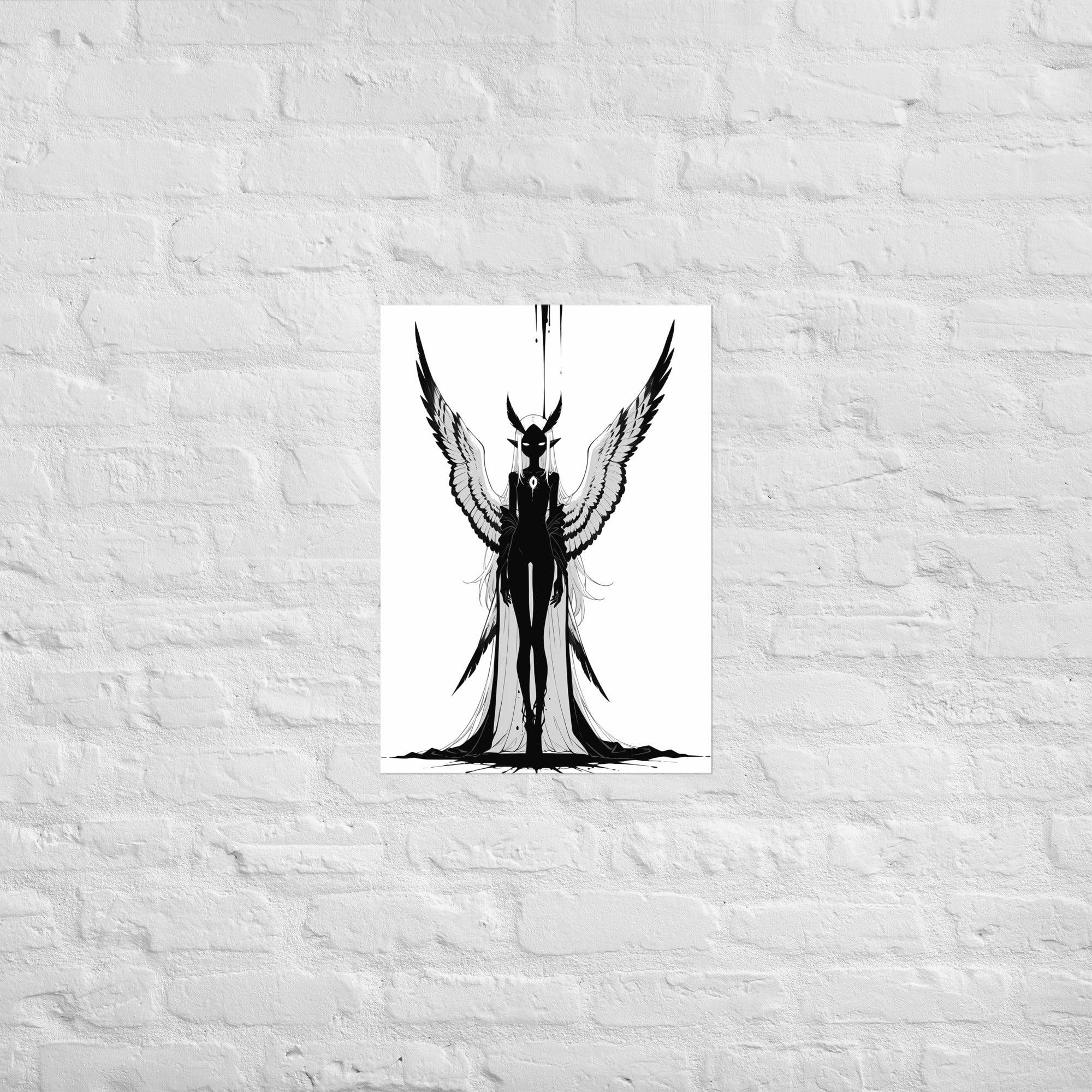 Affiche dark fantasy Nyctée, chouette anthropomorphe noir et blanc ailes déployées en V, marque en forme d'œil sur la poitrine, encre sur la tête, collection Les silences qu'on porte – format A2