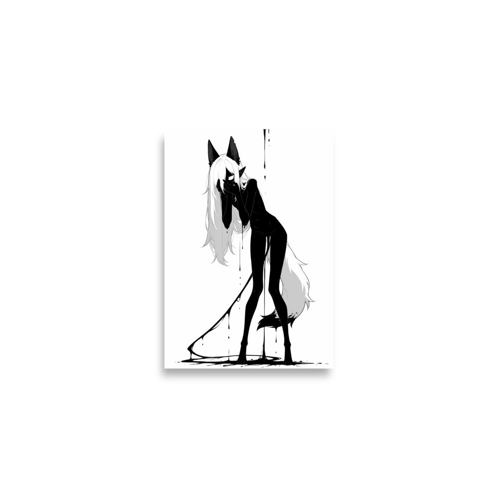Affiche dark fantasy Écholane, louve anthropomorphe noir et blanc penchée mains jointes contre la bouche, longue queue à pointe noire traînant au sol, collection Les silences qu'on porte