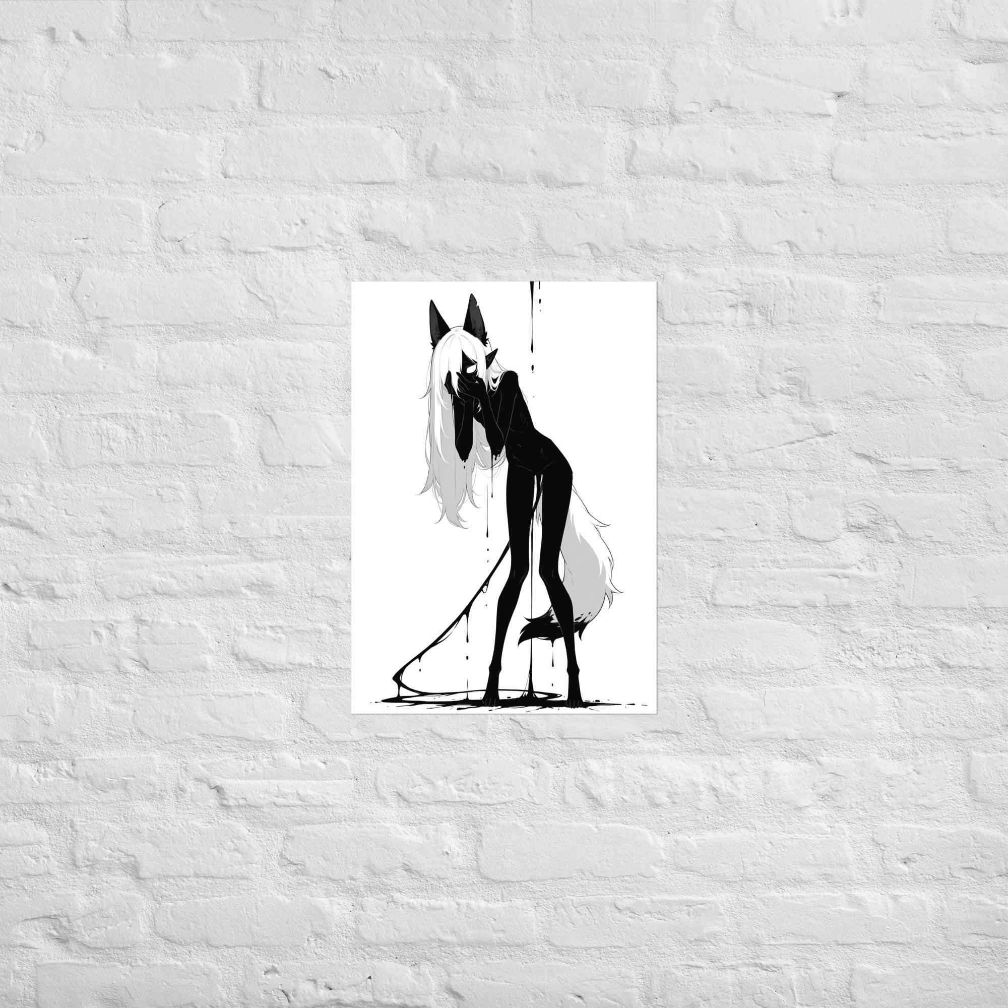 Affiche dark fantasy Écholane, louve anthropomorphe noir et blanc penchée mains jointes contre la bouche, longue queue à pointe noire traînant au sol, collection Les silences qu'on porte – format A1