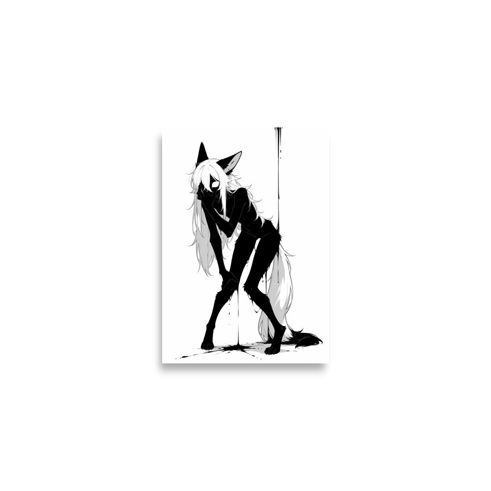 Affiche dark fantasy Écholane, louve anthropomorphe noir et blanc bras resserrés autour d'elle-même, jambes croisées, queue dégoulinante d'encre, collection Les silences qu'on porte