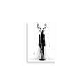 Affiche dark fantasy Doléa, biche anthropomorphe noir et blanc debout robe blanche s'étalant largement au sol, bois dégoulinants d'encre, collection Les silences qu'on porte
