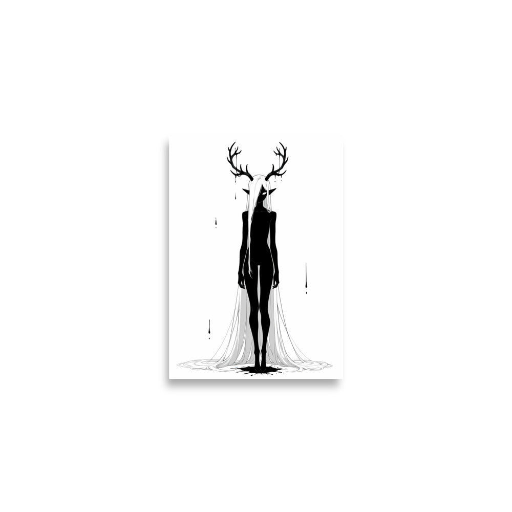 Affiche dark fantasy Doléa, biche anthropomorphe noir et blanc debout robe blanche s'étalant largement au sol, bois dégoulinants d'encre, collection Les silences qu'on porte