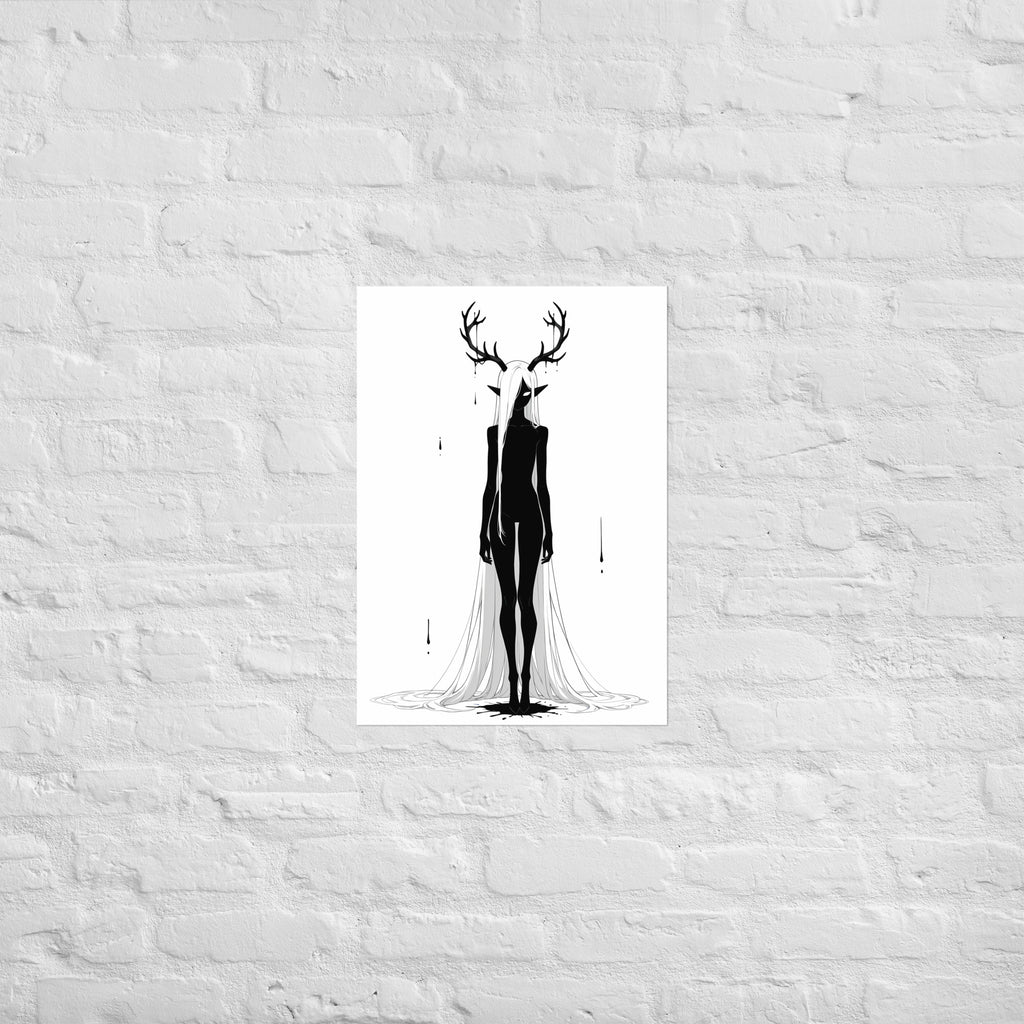Affiche dark fantasy Doléa, biche anthropomorphe noir et blanc debout robe blanche s'étalant largement au sol, bois dégoulinants d'encre, collection Les silences qu'on porte – format A2