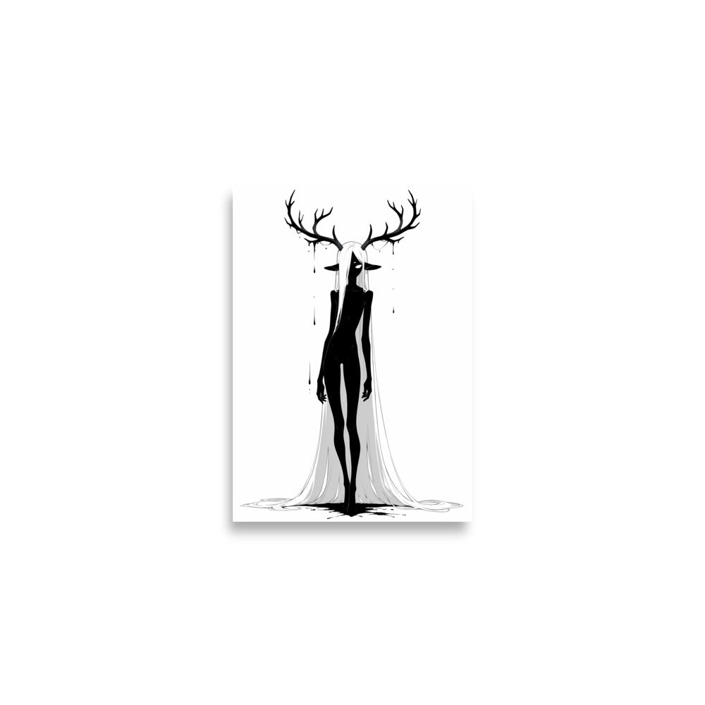 Affiche dark fantasy Doléa, biche anthropomorphe noir et blanc debout immense ramure multi-branches dégoulinante, robe blanche large, collection Les silences qu'on porte