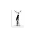 Affiche dark fantasy Doléa, biche anthropomorphe noir et blanc debout immense ramure multi-branches dégoulinante, robe blanche large, collection Les silences qu'on porte