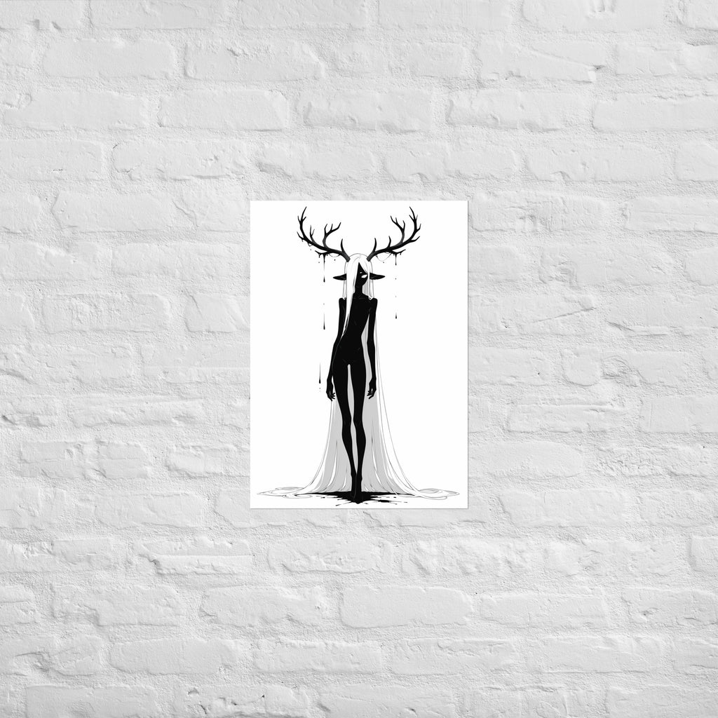 Affiche dark fantasy Doléa, biche anthropomorphe noir et blanc debout immense ramure multi-branches dégoulinante, robe blanche large, collection Les silences qu'on porte – format A1
