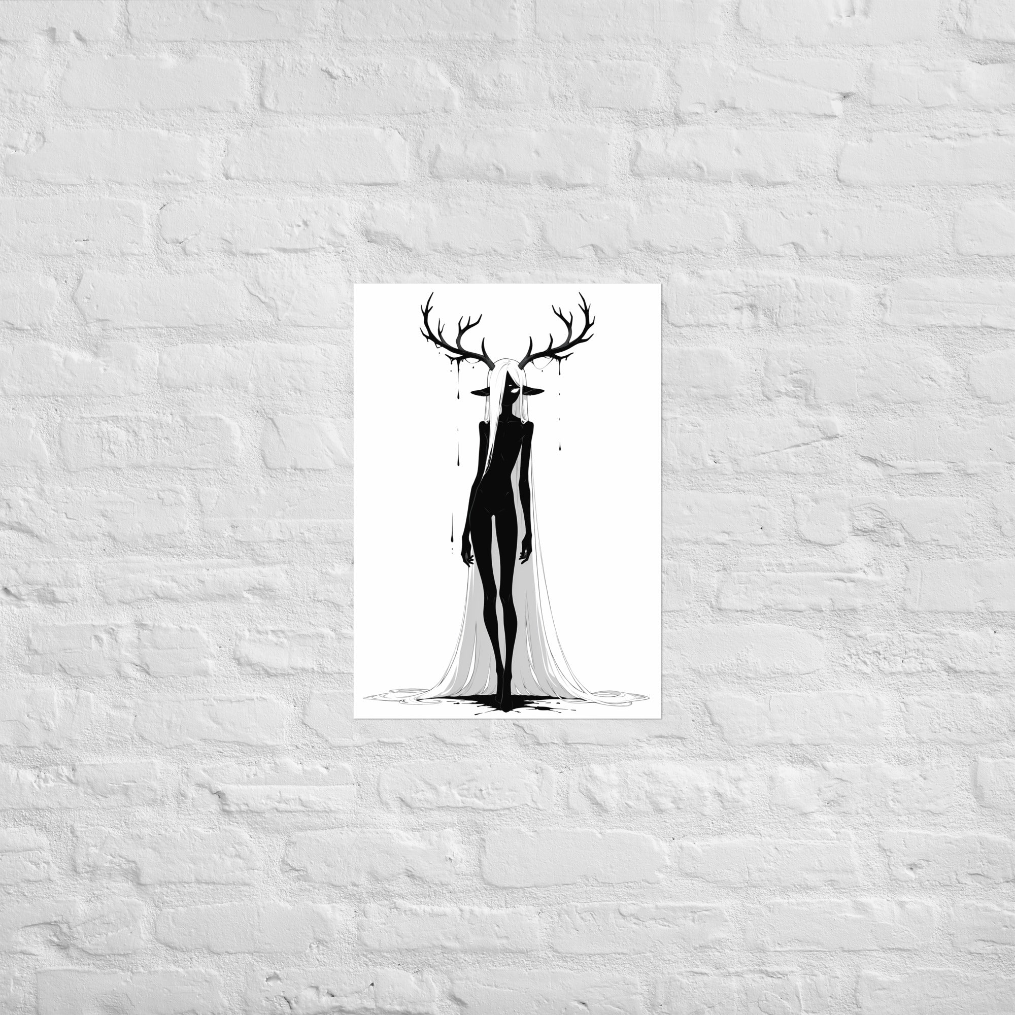 Affiche dark fantasy Doléa, biche anthropomorphe noir et blanc debout immense ramure multi-branches dégoulinante, robe blanche large, collection Les silences qu'on porte – format A1