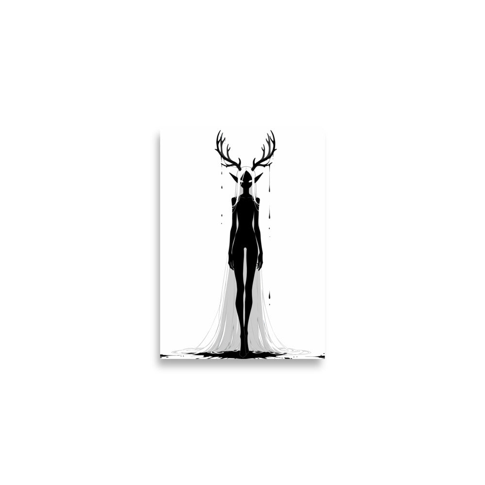 Affiche dark fantasy Doléa, biche anthropomorphe noir et blanc debout mains légèrement crispées, robe blanche resserrée en pointe aux pieds, collection Les silences qu'on porte