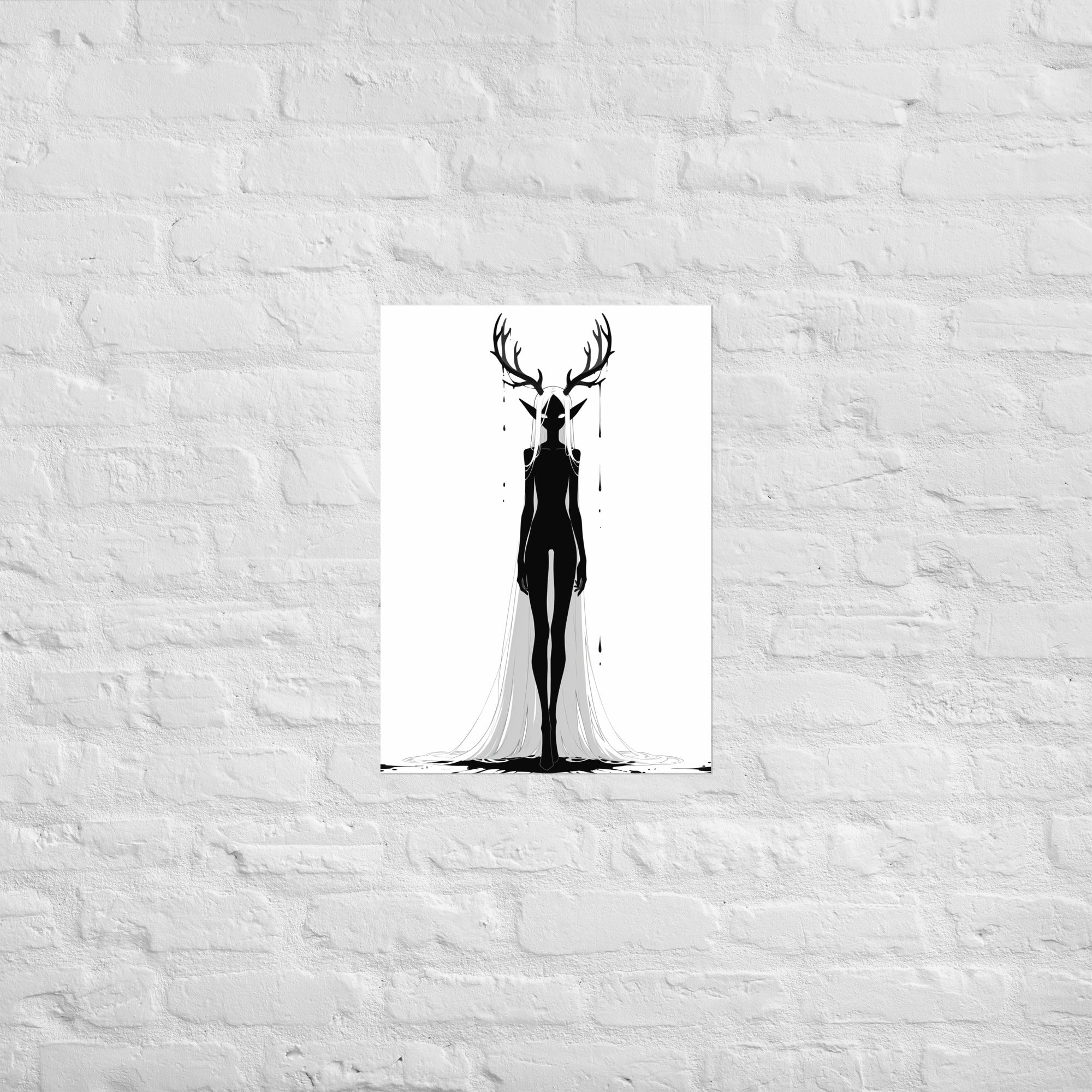 Affiche dark fantasy Doléa, biche anthropomorphe noir et blanc debout mains légèrement crispées, robe blanche resserrée en pointe aux pieds, collection Les silences qu'on porte – format A1