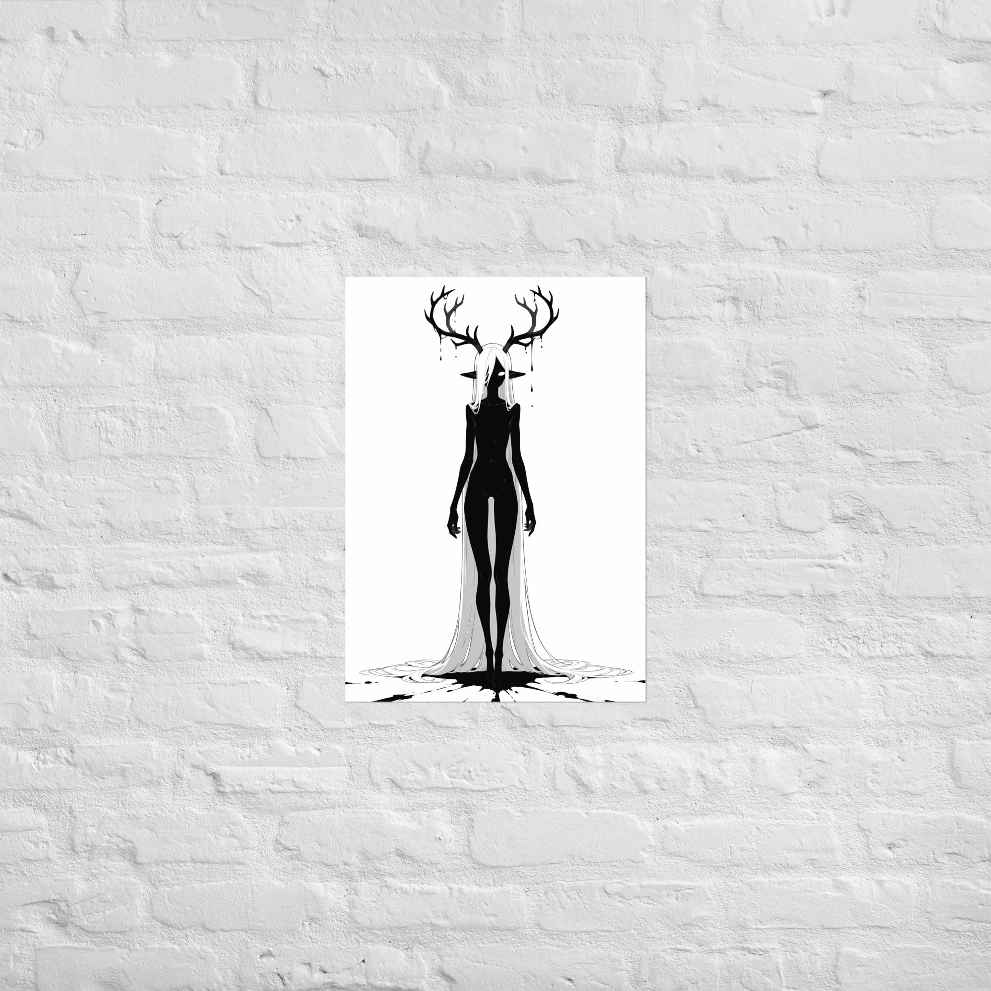 Affiche dark fantasy Doléa, biche anthropomorphe noir et blanc debout, encre formée en fissures rayonnantes sous ses pieds, collection Les silences qu'on porte – format A1