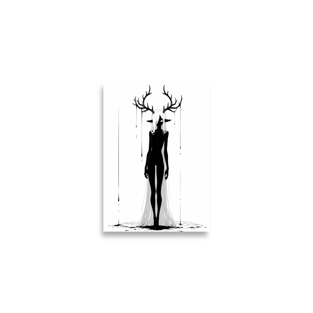 Affiche dark fantasy Doléa, biche anthropomorphe noir et blanc debout entre deux filets d'encre isolés qui tombent de chaque côté, collection Les silences qu'on porte