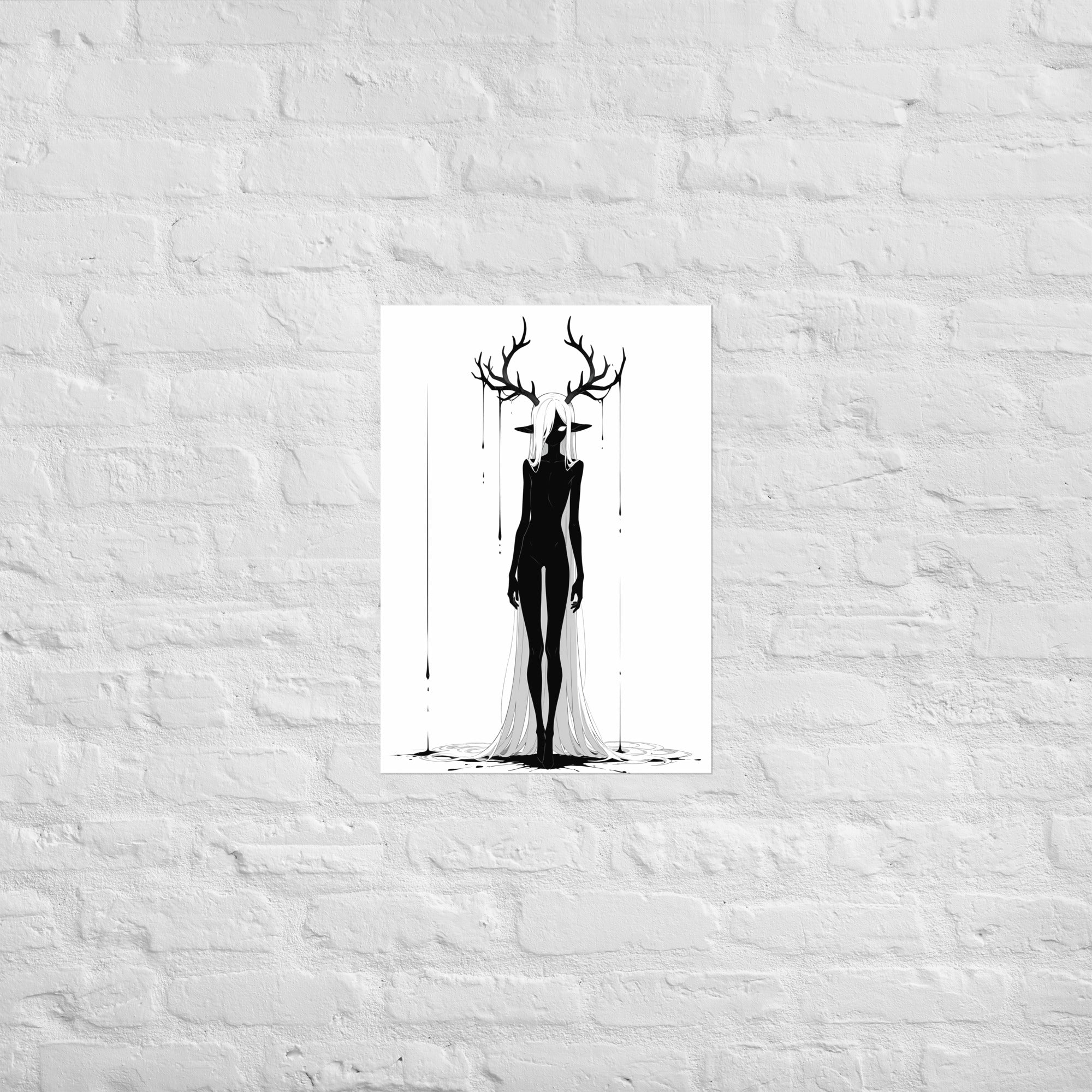 Affiche dark fantasy Doléa, biche anthropomorphe noir et blanc debout entre deux filets d'encre isolés qui tombent de chaque côté, collection Les silences qu'on porte – format A1