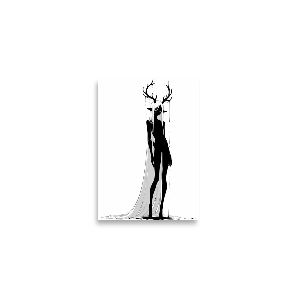 Affiche dark fantasy Doléa, biche anthropomorphe noir et blanc corps légèrement tourné, main repliée près de la hanche, robe drapée asymétrique, collection Les silences qu'on porte