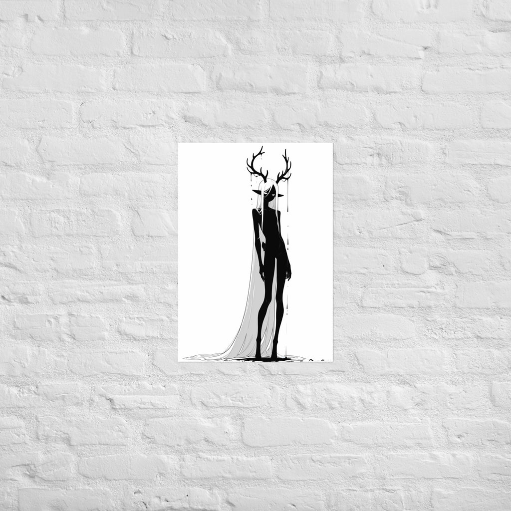 Affiche dark fantasy Doléa, biche anthropomorphe noir et blanc corps légèrement tourné, main repliée près de la hanche, robe drapée asymétrique, collection Les silences qu'on porte – format A1