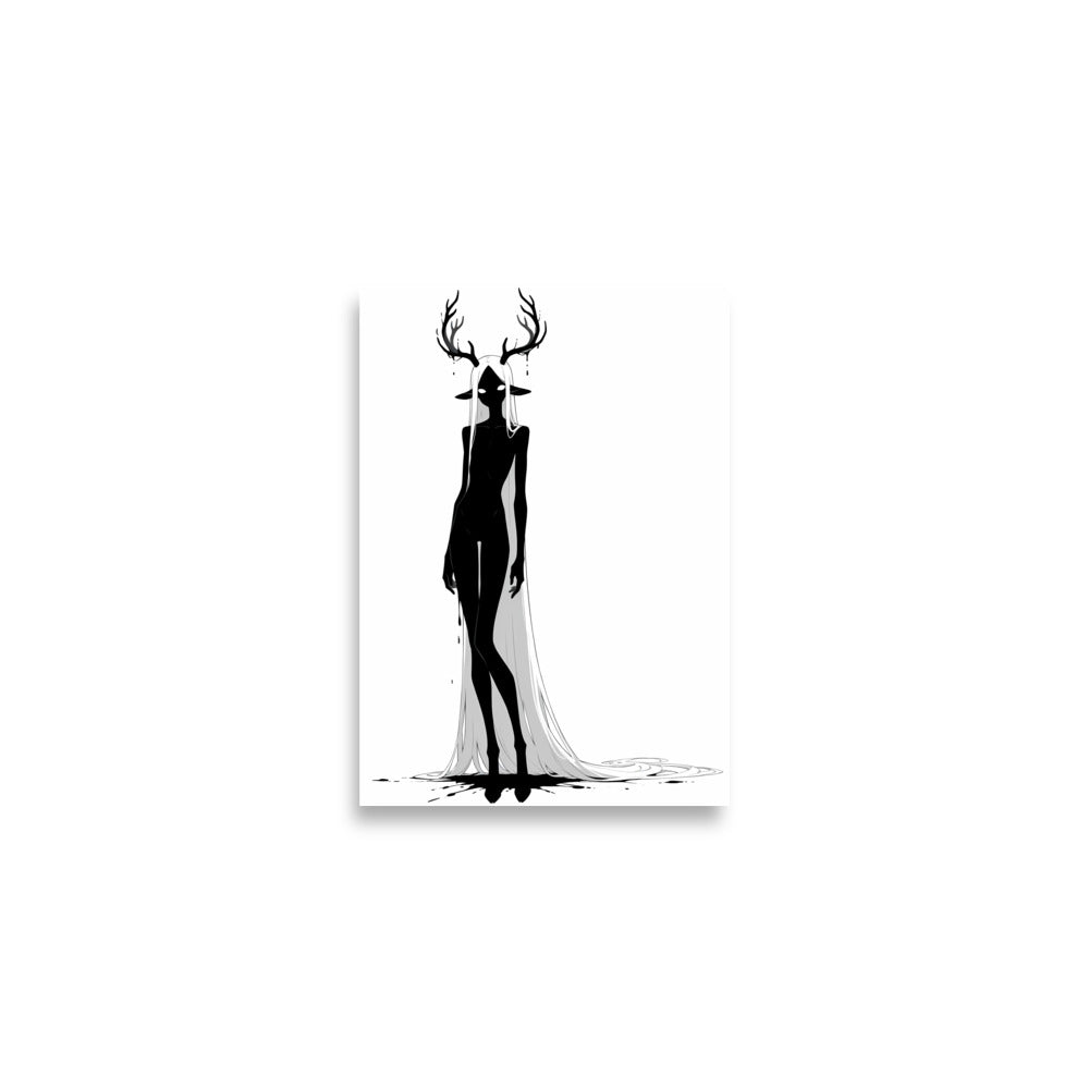 Affiche dark fantasy Doléa, biche anthropomorphe noir et blanc debout deux yeux grands ouverts, bois discrets, robe s'écoulant d'un seul côté, collection Les silences qu'on porte