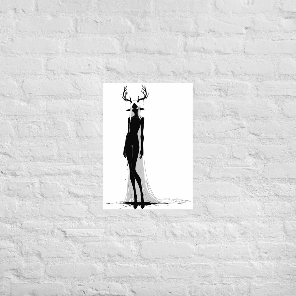 Affiche dark fantasy Doléa, biche anthropomorphe noir et blanc debout deux yeux grands ouverts, bois discrets, robe s'écoulant d'un seul côté, collection Les silences qu'on porte – format A1