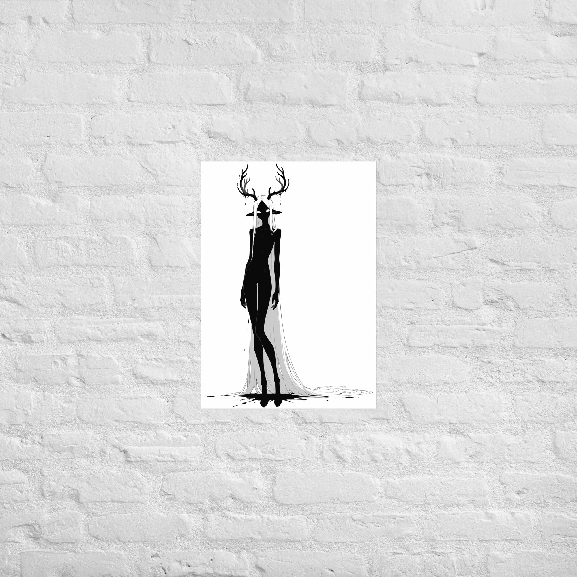 Affiche dark fantasy Doléa, biche anthropomorphe noir et blanc debout deux yeux grands ouverts, bois discrets, robe s'écoulant d'un seul côté, collection Les silences qu'on porte – format A1