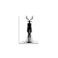 Affiche dark fantasy Doléa, biche anthropomorphe noir et blanc debout mains détendues, pieds fins et pointus, bois coulant jusqu'aux épaules, collection Les silences qu'on porte