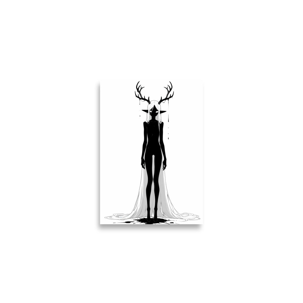 Affiche dark fantasy Doléa, biche anthropomorphe noir et blanc debout mains détendues, pieds fins et pointus, bois coulant jusqu'aux épaules, collection Les silences qu'on porte