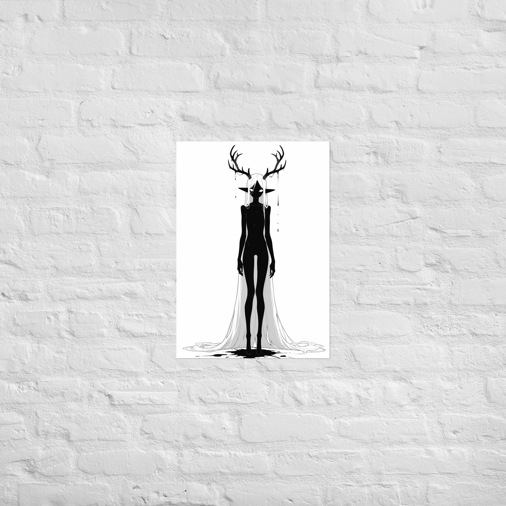 Affiche dark fantasy Doléa, biche anthropomorphe noir et blanc debout mains détendues, pieds fins et pointus, bois coulant jusqu'aux épaules, collection Les silences qu'on porte – format A1
