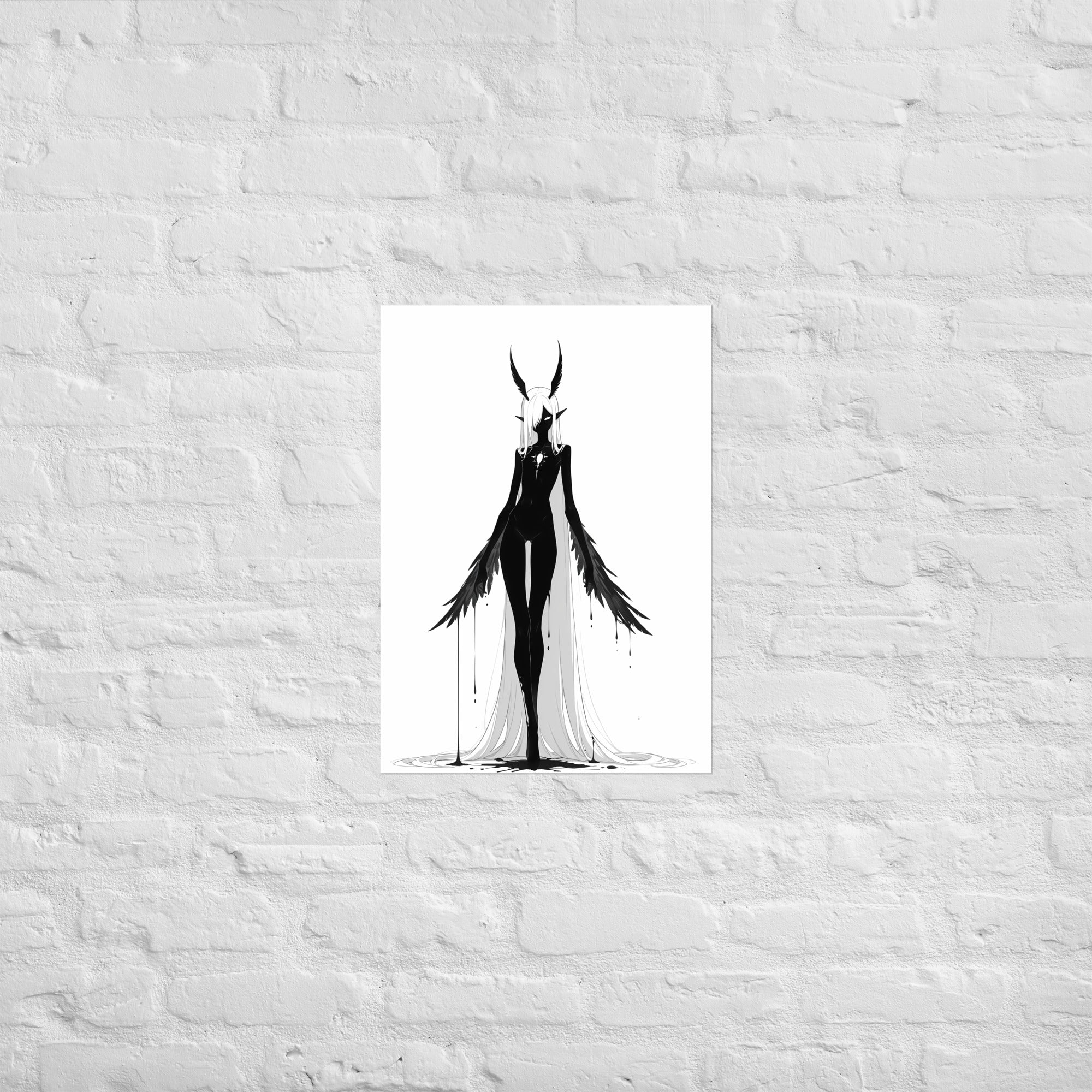 Affiche dark fantasy Tairie, corbeau anthropomorphe noir et blanc debout plumes dressées sur la tête, ailes le long des bras dégoulinantes, étoile pâle sur la poitrine, collection Les silences qu'on porte – format A1