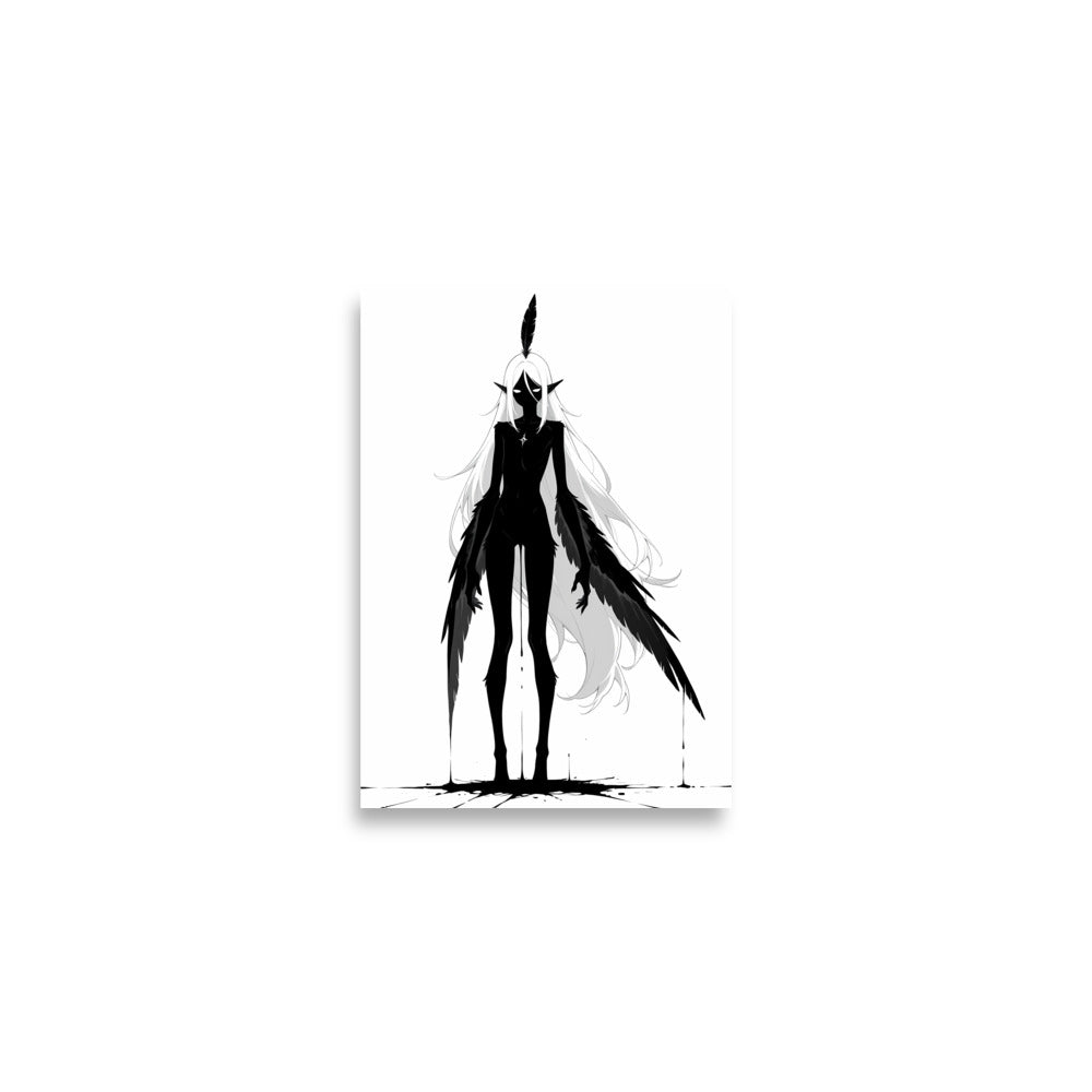 Affiche dark fantasy Tairie, corbeau anthropomorphe noir et blanc debout une unique plume sur la tête, une aile dégoulinante, filet d'encre central, collection Les silences qu'on porte