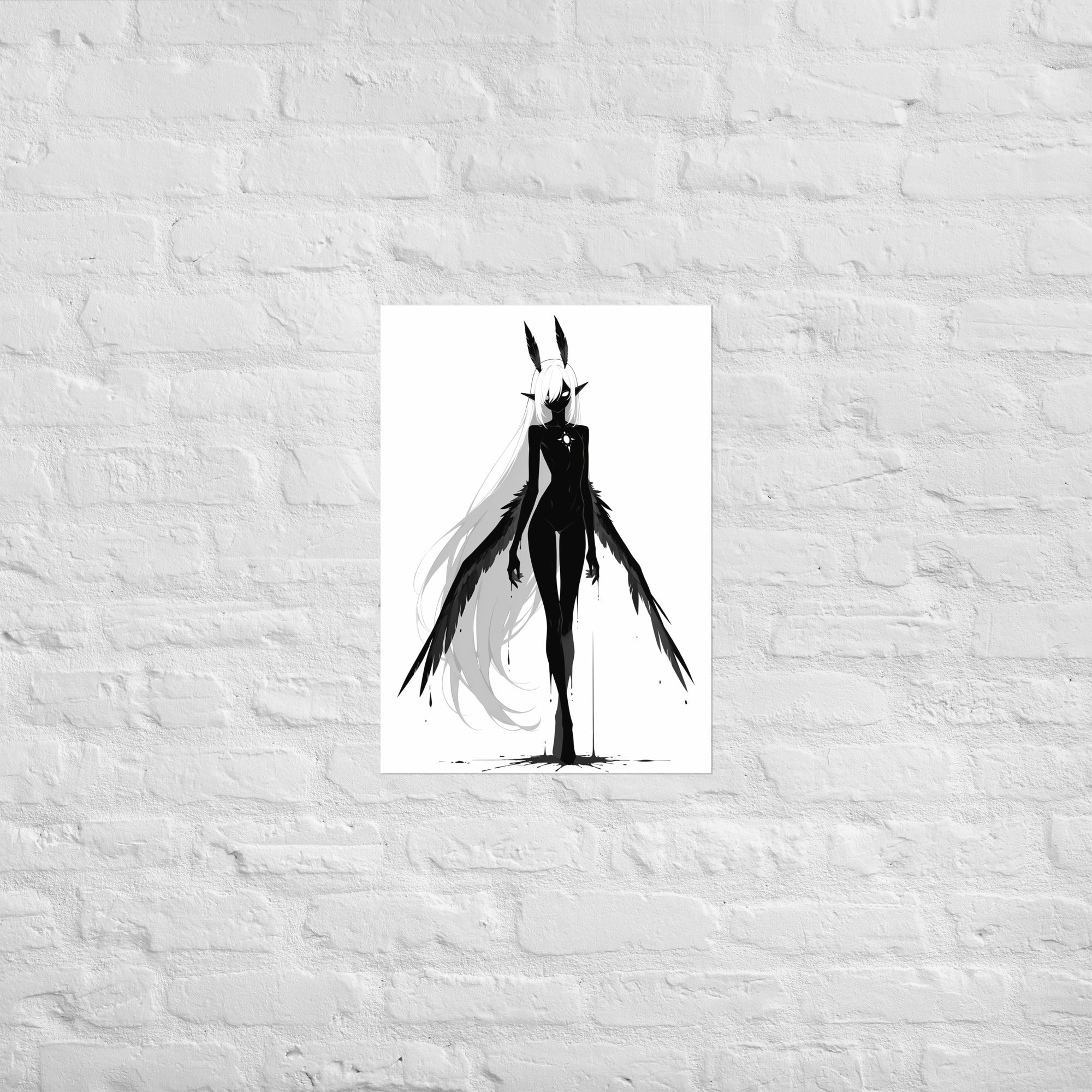 Affiche dark fantasy Tairie, corbeau anthropomorphe noir et blanc en plein pas ailes déployées à l'horizontale, étoile sur la poitrine, collection Les silences qu'on porte – format A1