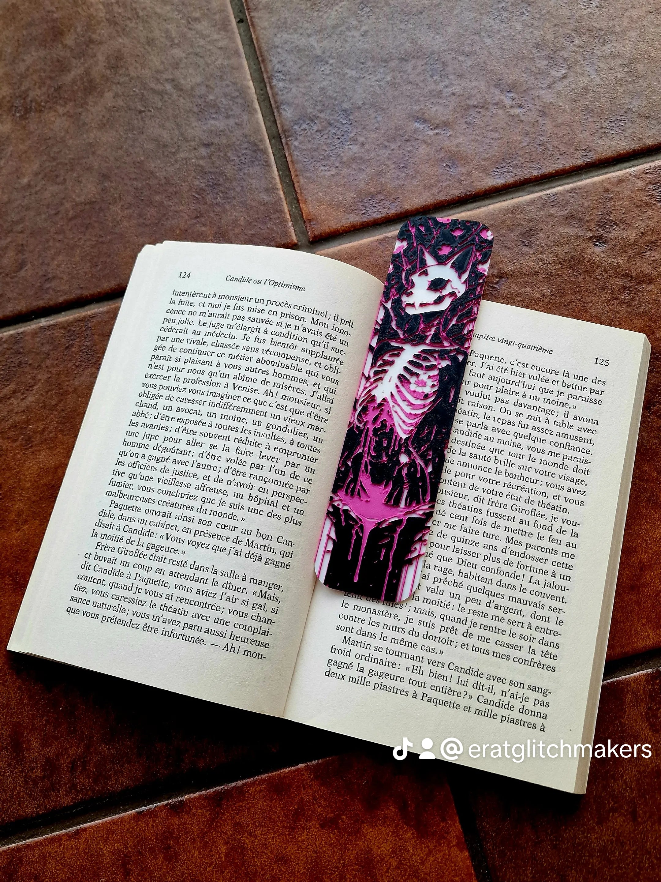 Marque-page furry squelette félin rose et magenta noir blanc – créature fantasy, signet original, cadeau lecteur, accessoire livre