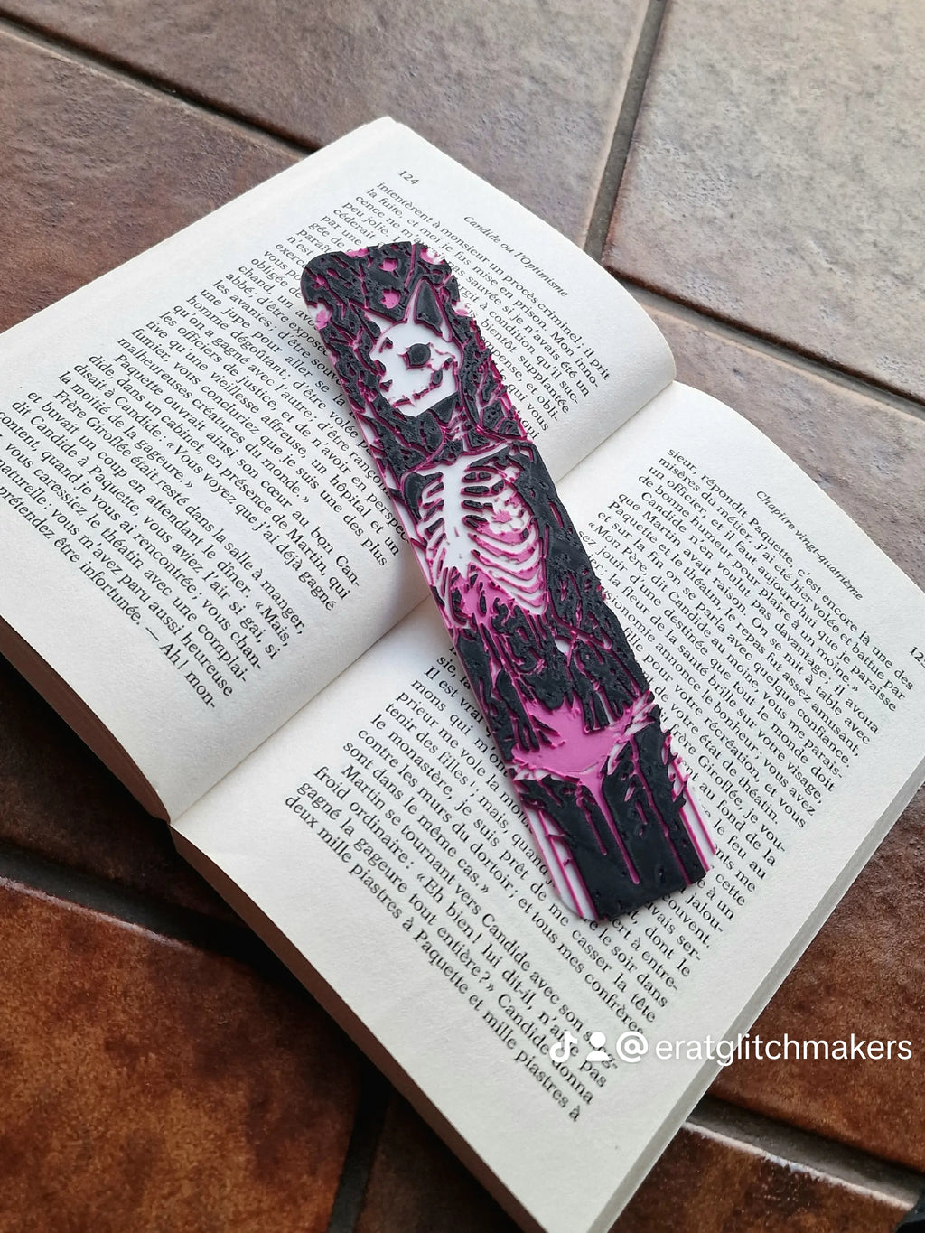 Marque-page furry squelette félin rose et magenta noir blanc – créature fantasy, signet original, cadeau lecteur, accessoire livre