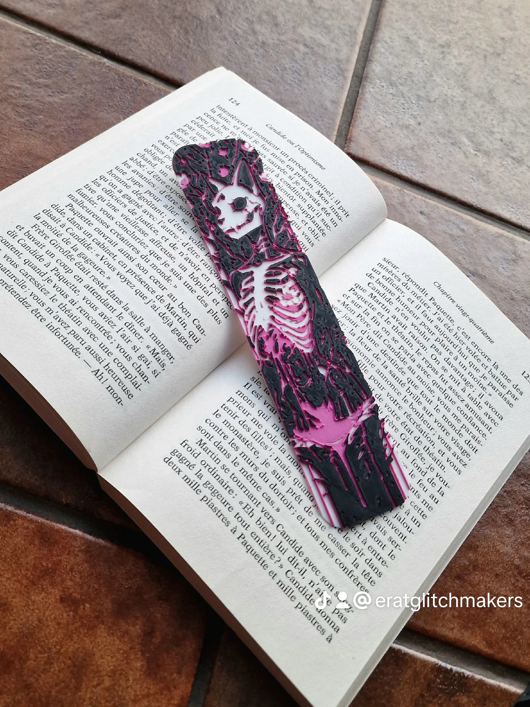 Marque-page furry squelette félin rose et magenta noir blanc – créature fantasy, signet original, cadeau lecteur, accessoire livre